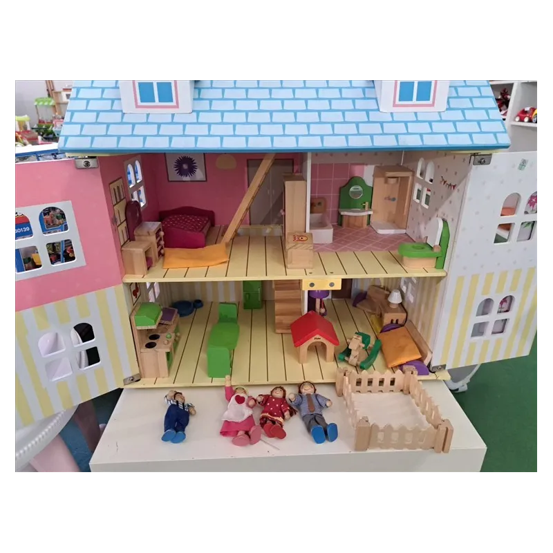 Casa Delle Bambole In Legno Con Tutti Gli Arredi