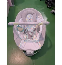 Sdraietta Ingenuity per neonati con vibrazioni rilassanti, arco di giochi e suoni