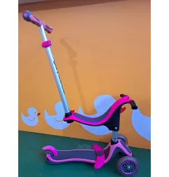 Monopattino Globber Rosa Con Accessorio Seduta e Maniglione Per Spingere Removibile