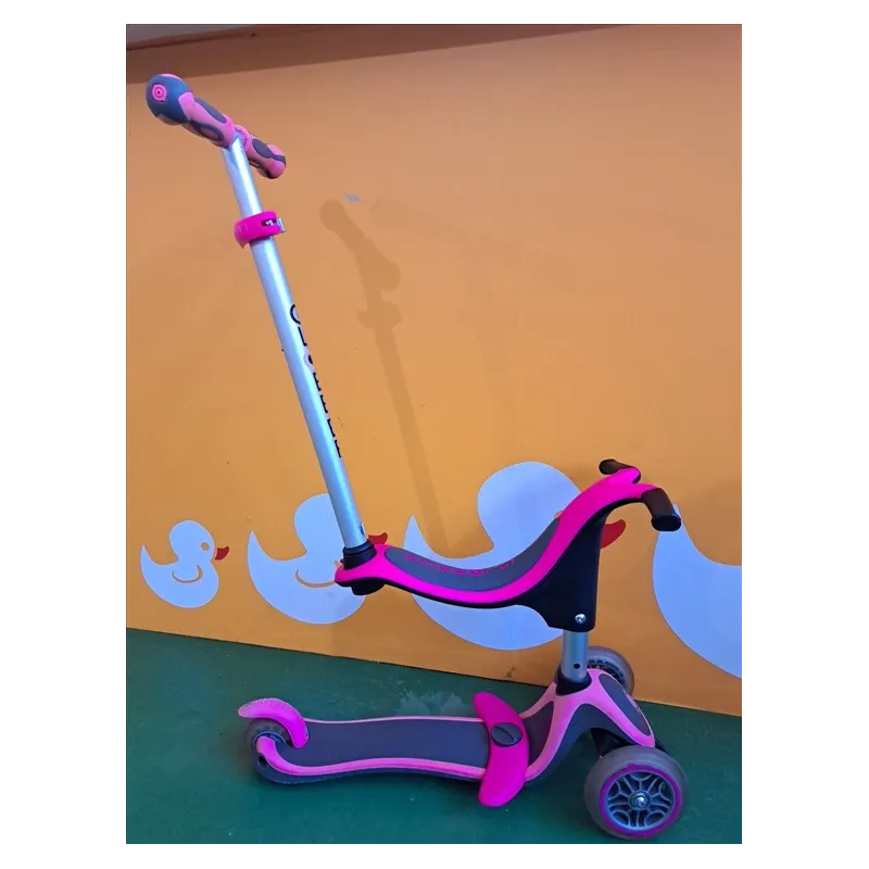 Monopattino Globber Rosa Con Accessorio Seduta e Maniglione Per Spingere Removibile