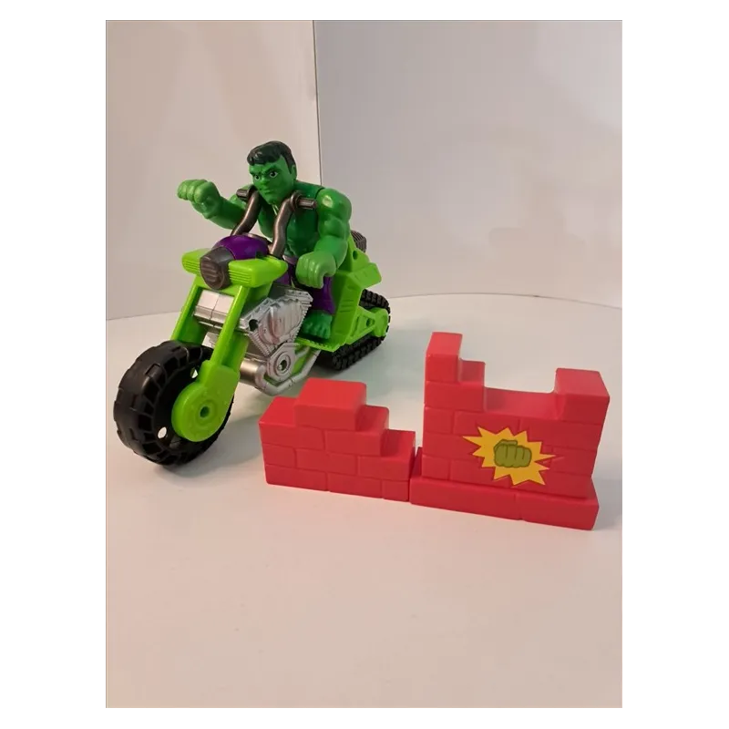 Personaggio Hulk In Moto Con  Muro Da Distruggere