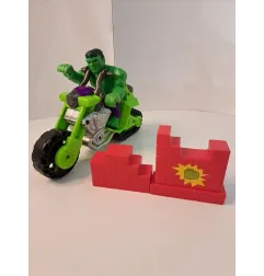 Personaggio Hulk In Moto Con  Muro Da Distruggere