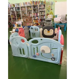 Recinto Colorato Con Porta Pinguino