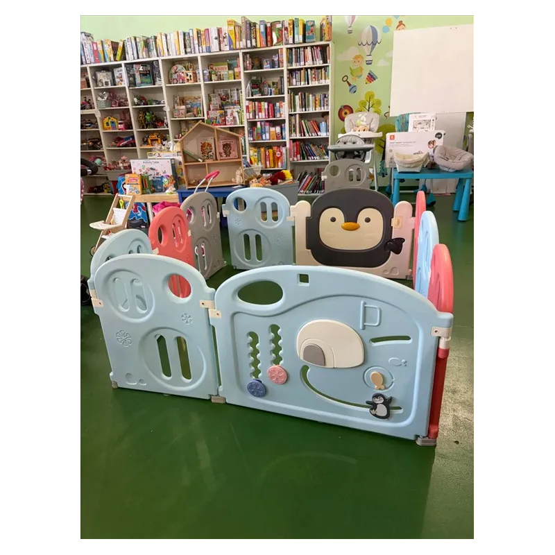 Recinto Colorato Con Porta Pinguino