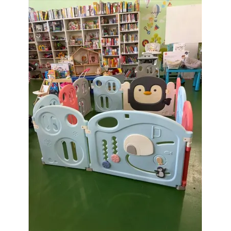 Recinto Colorato Con Porta Pinguino