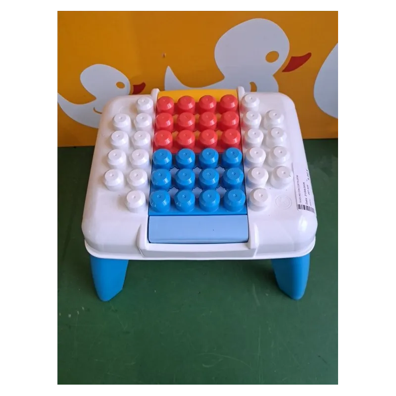 Tavolino Con Costruzioni