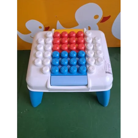 Tavolino Con Costruzioni