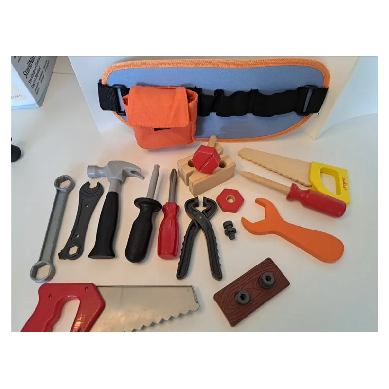 Set Attrezzi Gioco In Legno Con Cintura Portarezzi E Altri In Plastica