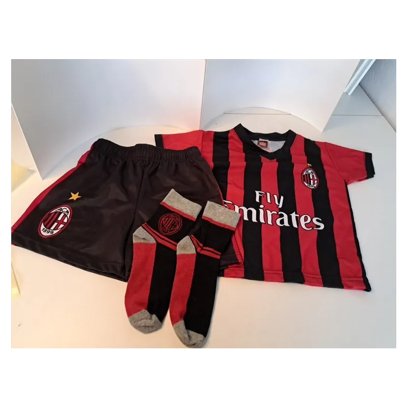 Coompleto Milan: Ti Shirt, Pantaloncini, Calze 2 A