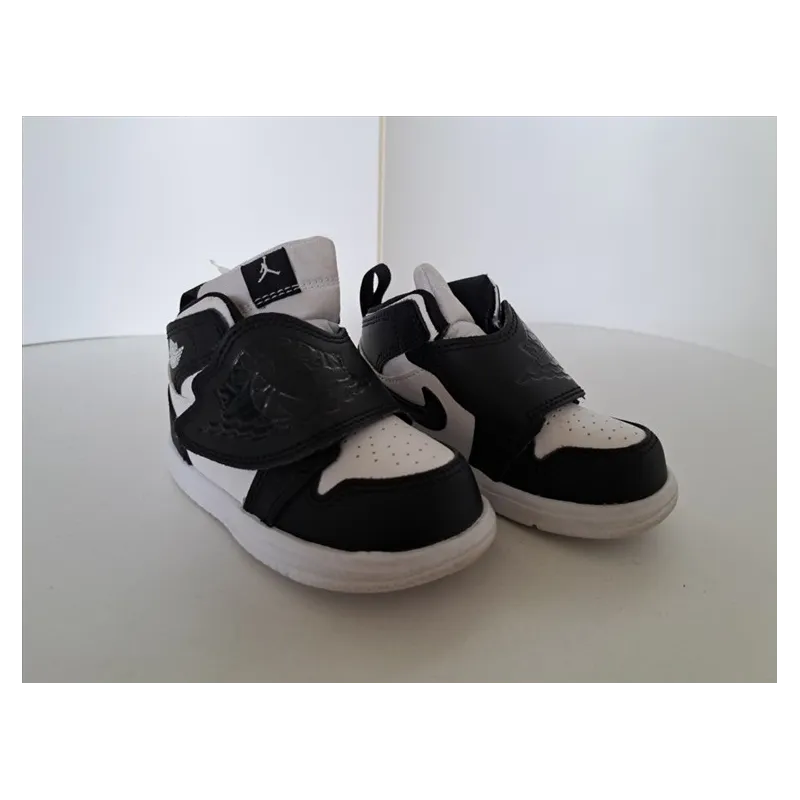 Scarpe Nike Skyjordan Bianche E Nere N.22