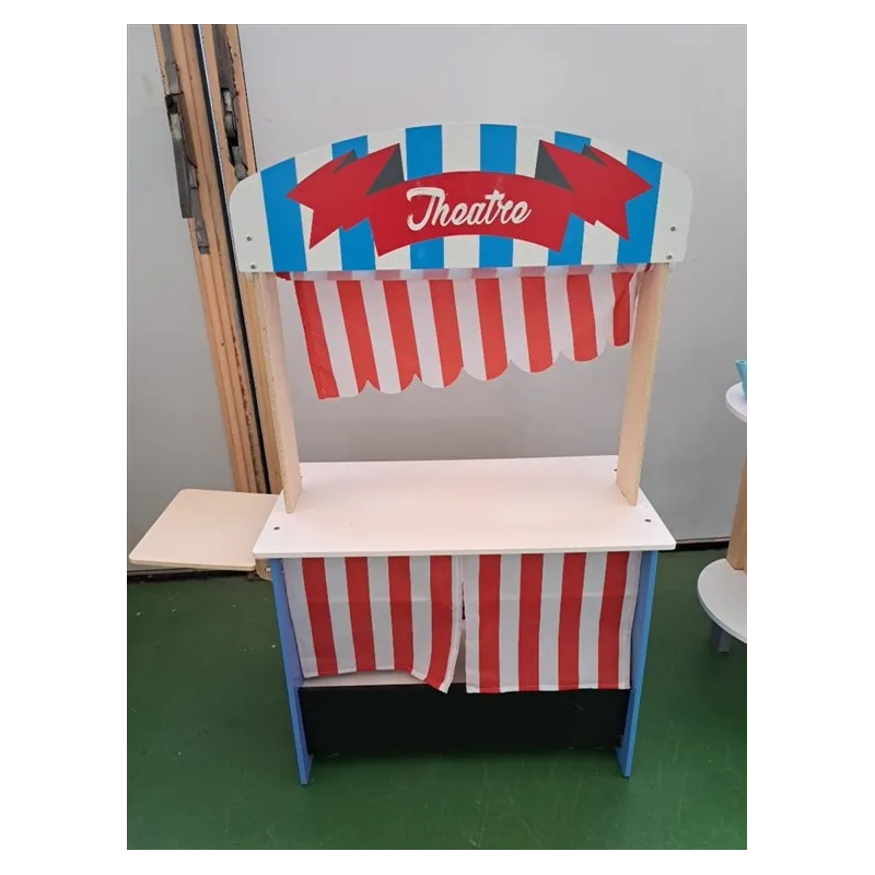 Gioco In Legno: Teatro Da Un Lato e Mercato Dell'altra