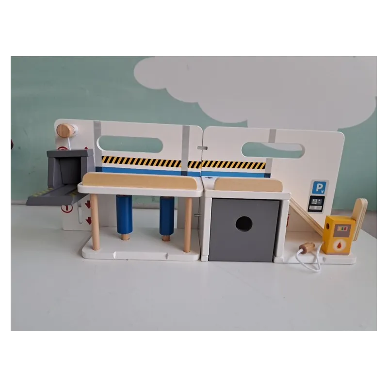 Autolaggio / Stazione Di Servizio In Legno