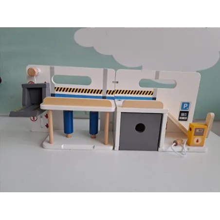 Autolaggio / Stazione Di Servizio In Legno